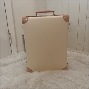 SAFARI
Small Carry-On - 2 Wheels